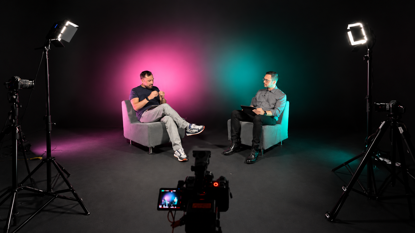Set de Podcast Introcrea con dos participantes e iluminación rosa y verde