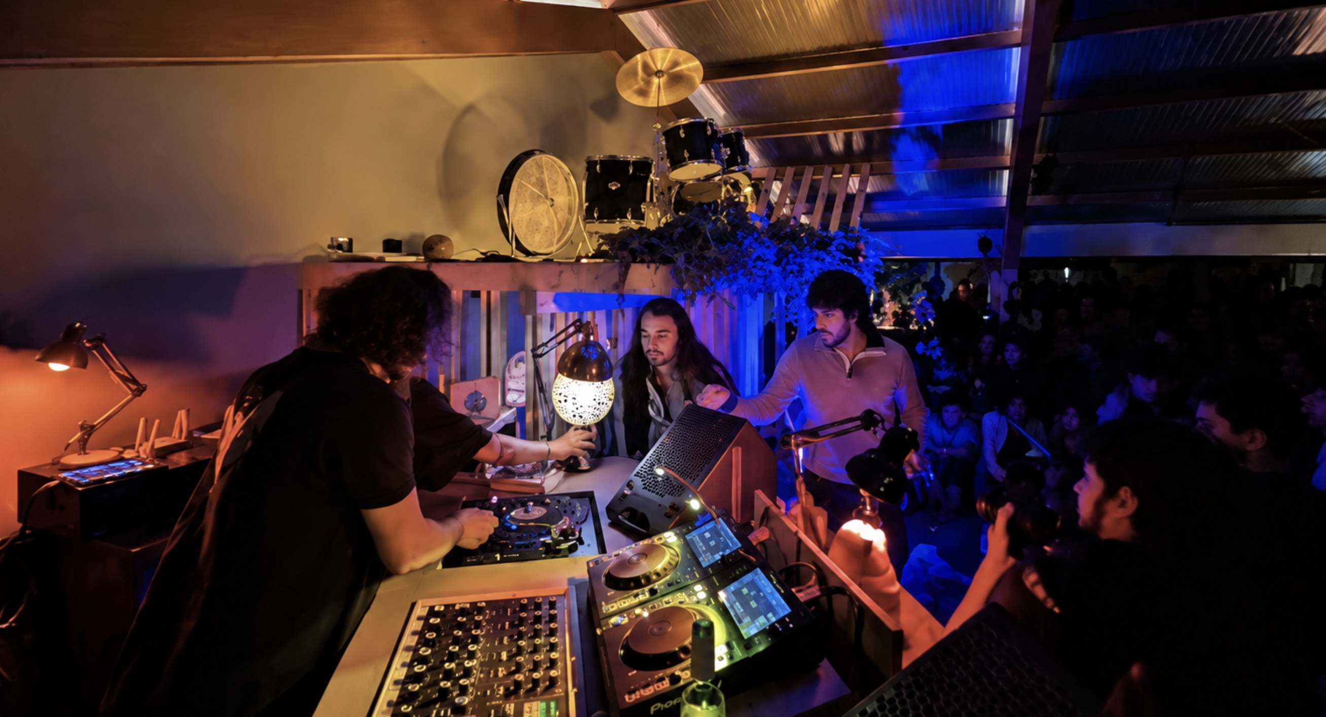Cabina de Super Rayo durante un evento con iluminación roja y azul